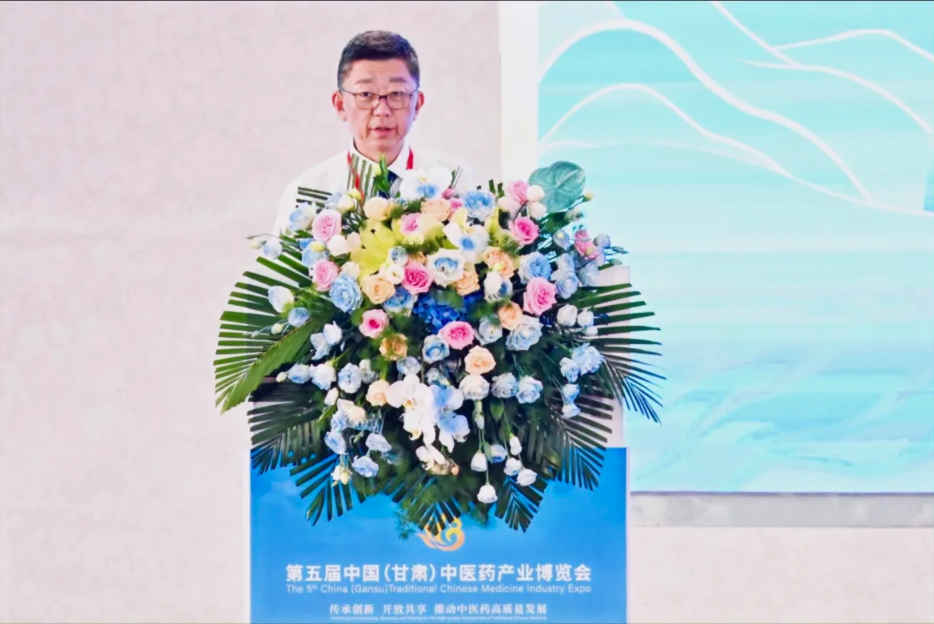 深耕甘肃，尊龙药业集团将新布局万亩级有机黄芪种植基地